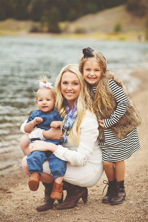 what to wear family photoshoot for fall! Mom and daughter photos Fall