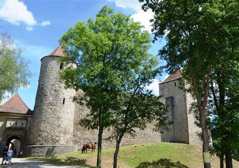 De grote publiekstrekker in het pittoreske karlštejn. Hrad Veveří: het eekhoorntjeskasteel van Brno - Kasteel, Buitenkant en Tsjechië