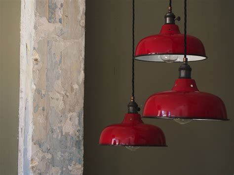 Anything that serves to throw daylight downward, or in a given direction, such as a sloped or bevelled cill, or splayed jambs. abat jour emaille lampe industrielle rouge