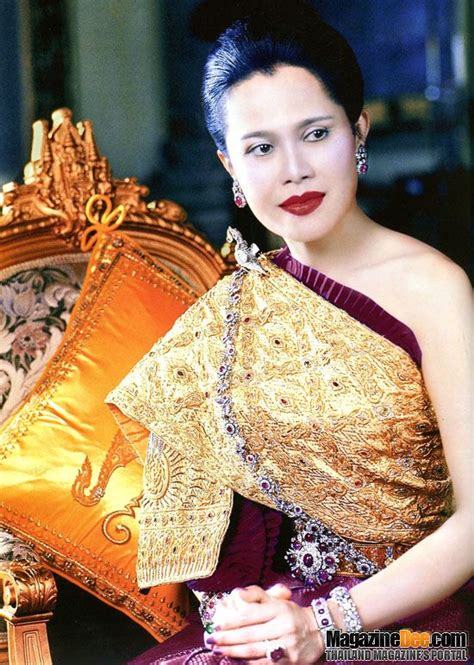 Queen Sirikits In Traditional Thai Costume Thai Chakraphat Dress King Phumipol King Rama 9