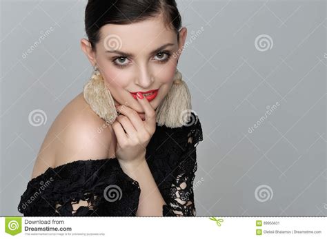 Meisje Dat Met Een Vinger Aan Haar Lippen Wordt Geglimlacht Stock Afbeelding Image Of Lang