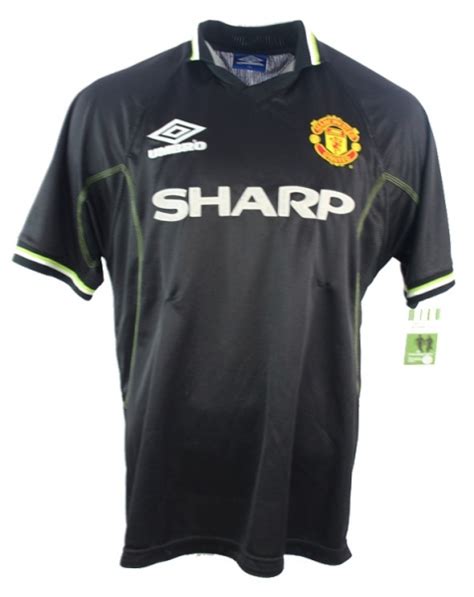 The 3 stripes, placed on the shoulders of the shirt, are also white. Umbro Manchester United Trikot 7 David Beckham 1998/99 ...