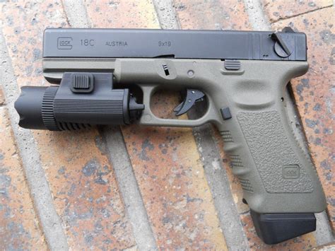 The firearm entered austrian military and police service by 1982 after it was the top performer in reliability and safety tests. France-Airsoft -> Galerie -> Voir l'image -> glock 18C ...