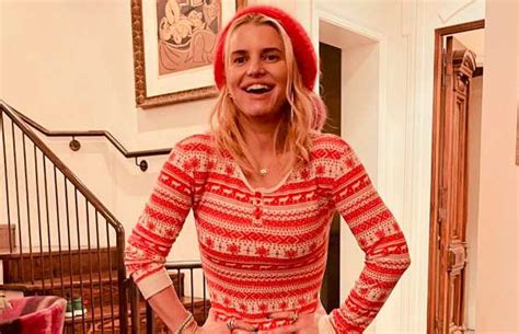 Jessica Simpson Flaunts Pound Weight Loss In Christmas Photo