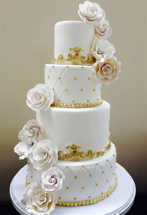 All White Wedding Cake With Gold Accents Bolos De Casamento
