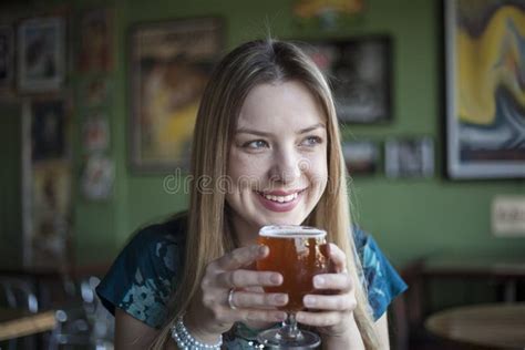 Blondynki Kobieta Z Pi Knymi Niebieskimi Oczami Pije Czara Piwo Obraz Stock Obraz Z O Onej Z