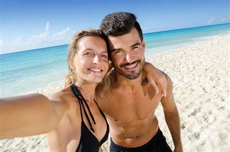 paare von den liebhabern die selfie foto am strand machen stockfoto bild von sonnenbrille
