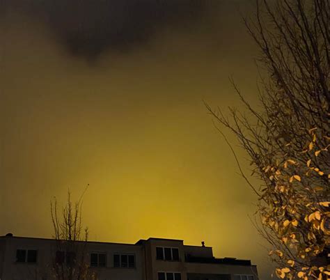 Somebody in Anderlecht sees this weird orange light in the sky? (In