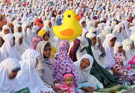 Muslims Around The World Celebrate Eid Al Fitr Al Jazeera