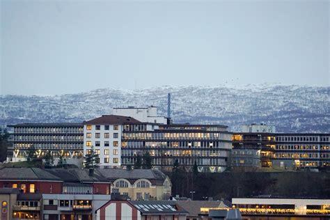 Siden det er begrenset tilgang på vaksiner anbefales det at eldre, risikogrupper og helsepersonell prioriteres. Koronavaksine, UNN | UNN vet ikke hvor mange av deres ...