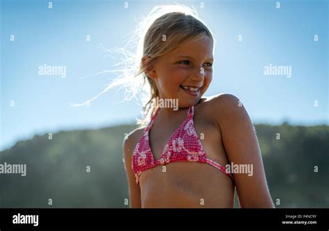 Porträt Eines Blonden Mädchens Trägt Bikinitop Stockfotografie Alamy