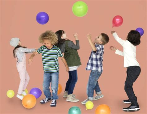 Tres Feliz Poco A Los Niños Jugando Con Globos De Colores Al Aire Libre