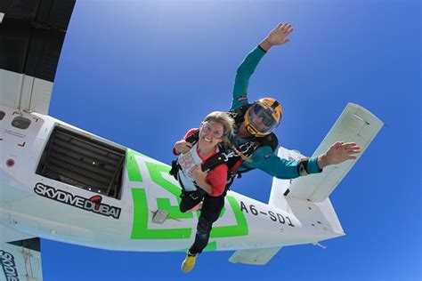 Planning to go tandem skydiving in dubai? Skydive Dubai — A First Timer's Experience Skydiving in Dubai!