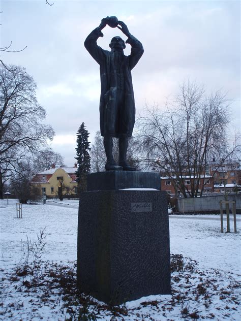 Scheele discovered oxygen (although joseph priestley published his findings first), and identified molybdenum, tungsten, barium, hydrogen, and chlorine, among others. File:Carl Wilhelm Scheele in Köping.JPG - Wikimedia Commons