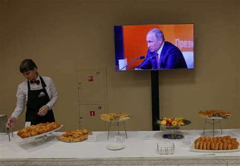 'Are You Normal?' Putin Asks U.S. Congress in Annual News Gathering 