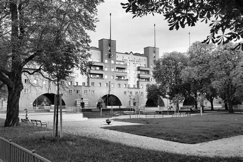 Karl marx hof — le karl marx hof, situé dans le quartier de heiligenstadt à vienne (heiligenstädltler strasse, 82 92), est un ensemble de logements sociaux d'un kilomètre de long réalisé entre 1927 et. Between Reform and Revolution