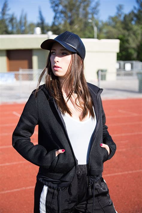 a cool athleisure outfit fashion and style nomad moda fashion outfits fashion athleisure