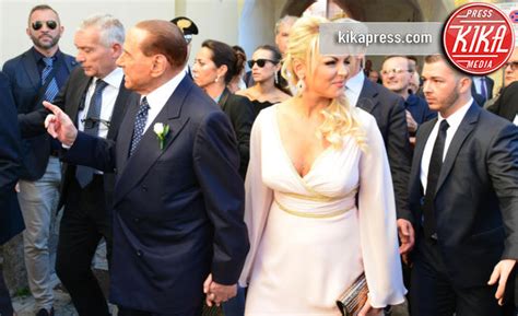 La cerimonia si è tenuta venerdì al principessa piemonta, a ravello (salerno). Silvio Berlusconi e Francesca Pascale, più uniti che mai ...