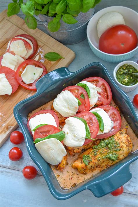 Saftige Hähnchenbrust im Ofen mit Tomate Mozzarella überbacken
