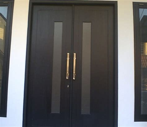 Jika sebuah rumah memiliki desain minimalis, maka pintu rumah pun akan di desain sesimpel dan senatural mungkin. Model Pintu Kaca Di Tengah Kecil