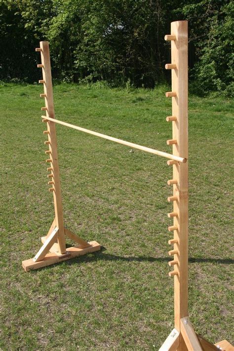 Hay muchos juegos al aire libre con pelota para que los niños pasen un rato muy divertido mientras hacen ejercicio físico y uno de los más conocidos es el del balón prisionero o brilé. Limbo - | Juegos boda, Actividades de la boda, Entretenimientos para la boda