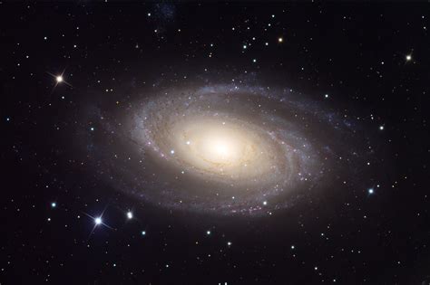 A la hora de observar una galaxia lo suyo sería ir. Galaxia Espiral Barrada 2608 / Hubble revela galáxia espiral a 60 milhões de anos-luz da ...