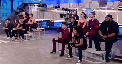 Il cantante mascherato, giraffa eliminata: Eliminato Amici 16 del 25 marzo