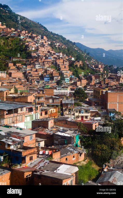 Los Barrios Bajos De Medellín Visto Desde El Teleférico Colombia