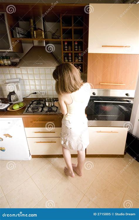 vrouw in de keuken stock afbeelding image of maakt maak 2715005