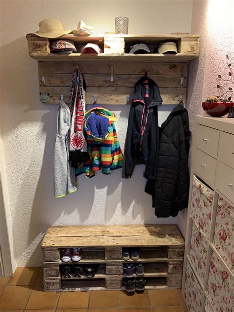 Paletten bilden an sich bereits vorgefertigte teile, die sie einfach verwenden können, um daraus gartenmöbel selber zu bauen. Garderobe aus Paletten#aus #garderobe #paletten in 2020 | Pallet wardrobe, Green furniture ...