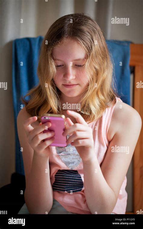 jährige Mädchen mit iPhone Handy Stockfotografie Alamy