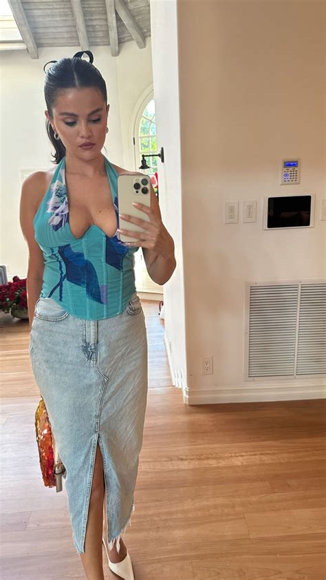 Sizzling Sexy Selena Gomez Selfie Big Tits And Cleavage Hanging Out