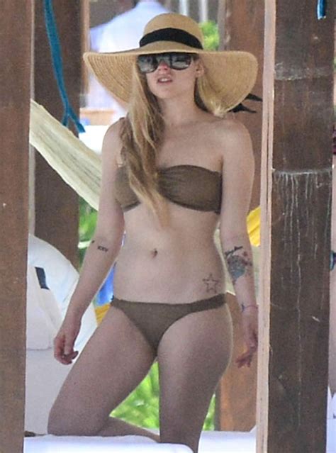 Avril Lavigne Bikini Candids Mexico May Avril Lavigne Bikini Bikinis Troubled Marriage