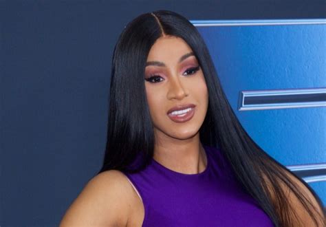 Cardi Bs Response To Having A Drink Thrown At Her On Stage Goes Viral
