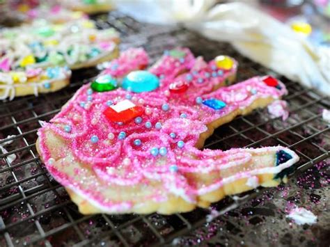 During the summer time, i have a lot of free time to the pioneer woman's top cookie recipes to satisfy your sweet tooth | food network. Hand Cookies Recipe from the Pioneer Woman. Perfect for glitter-loving girlie sleepovers ...