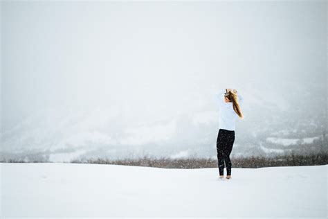fotos gratis persona nieve invierno niña mujer clima rubia temporada calzado