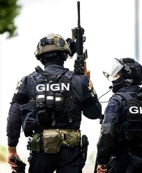 deux opérateurs du gign gign groupe d intervention gendarmerie nationale military special