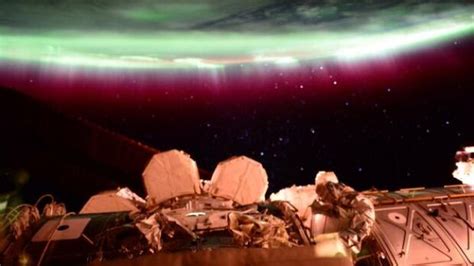 Astronaut Scott Kellys Aurora Photos Light Up Twitter Cbc News