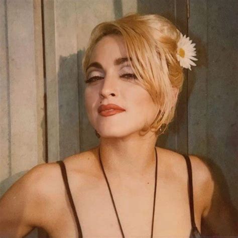 Aos anos Madonna posa nua para revista Metrópoles