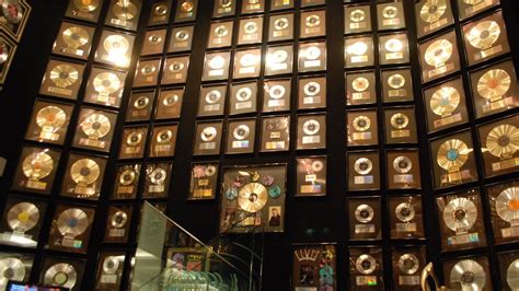 Il disco d'oro viene dato periodicamente agli artisti musicali per certificare un certo numero di copie vendute: Ecco quanti streaming servono per fare disco d'oro in Italia