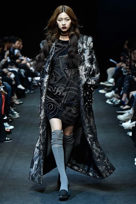 kye-seoul-fall-2015-collection-gallery-style-com-seoul-fashion