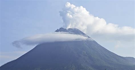 Gunung berapi merupakan gunung yang berbahaya yang dapat merusak lingkungan jika gunung berapi mengeluarkan letusan pada gunung berapi. Ratusan orang dievakuasi saat gunung berapi Gunung Merapi ...