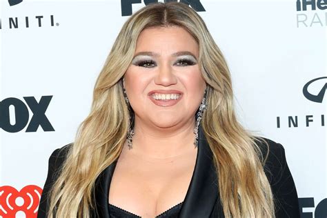 Kelly Clarkson Helps Marry Gay Couple During Nye Las Vegas Concert