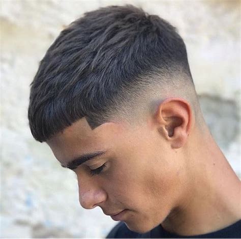 Corto para «temple fade», el corte de pelo templado temporal está sacudiendo las listas de tendencias para los peinados de los hombres este 23. Taper Corte De Pelo Anuel Aa - Peinados