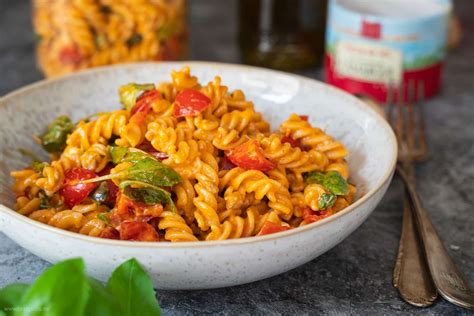 Italienischer Nudelsalat mit rotem Pesto Rezept