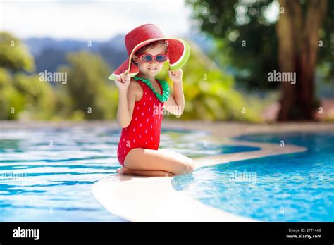 kind im swimmingpool tropischer urlaub für familien mit kindern kleines mädchen mit rotem