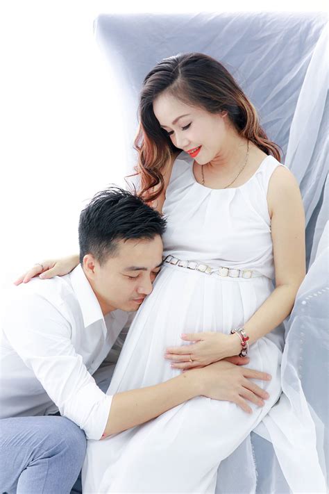 Ngày 31/3/2020, diễn viên hoàng yến ly hôn người chồng thứ tư. Diễn viên Hoàng Yến hạnh phúc bên chồng thứ 4 kém 3 tuổi
