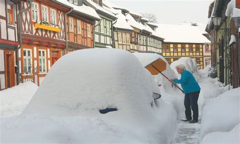 Snow And Bitter Cold Bring Chaos To Germany Britain Newspaper Dawncom