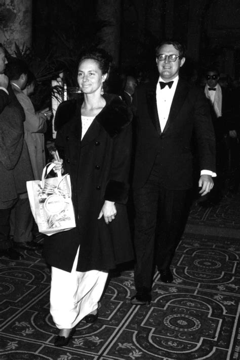 17 Cool Photos From Truman Capotes 1966 Black And White Ball Truman
