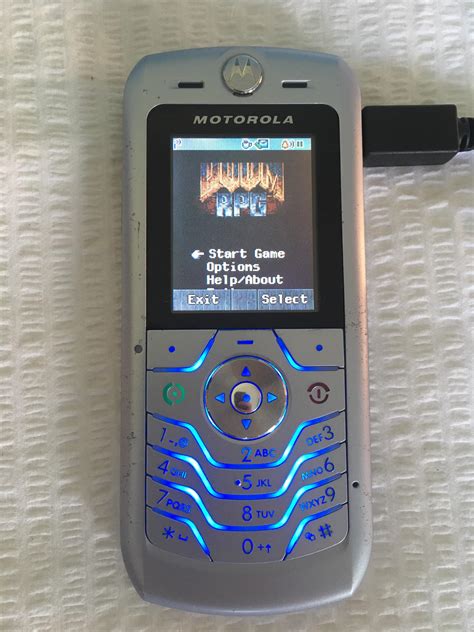 sorting-through-old-stuff-and-found-my-old-motorola-l6-phone-with-doom-on-it-gaming